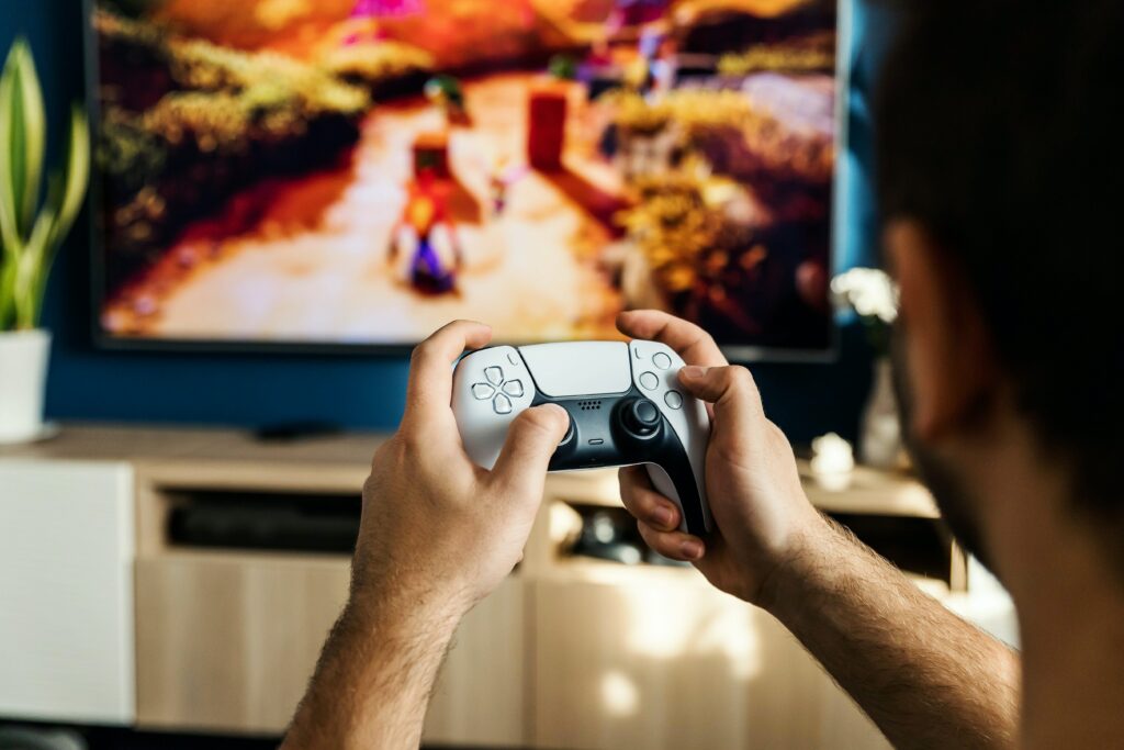 누군가가 XBOX One을 플레이하고 있습니다. 