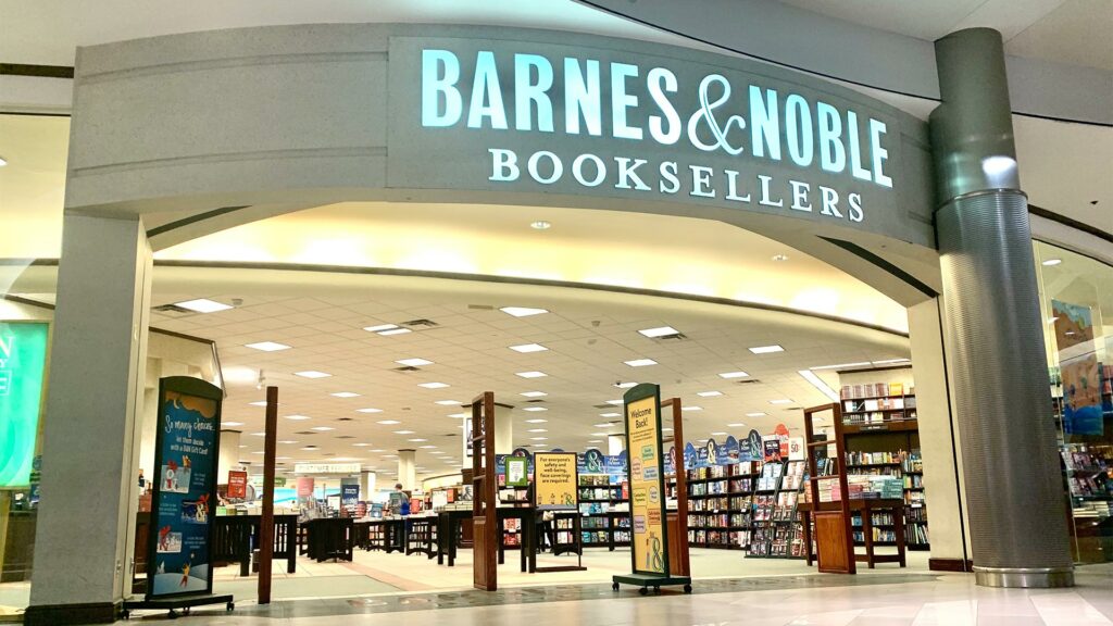 Entrada interior de um centro comercial para uma Barnes and Noble que não se encontra no Canadá.