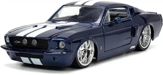 Un Ford Mustang azul con franjas de carreras blancas de la colección de modelos de autos de alguien frente a un fondo blanco.