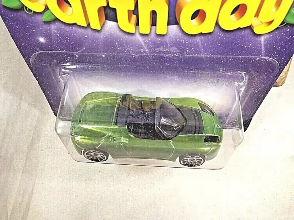 Un Tesla Roadster, todavía en su embalaje original, de una colección de modelos de coches.