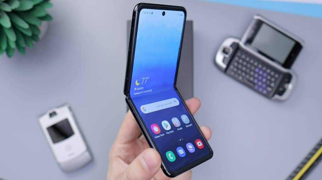 A foldable smartphone from Best Buy France.