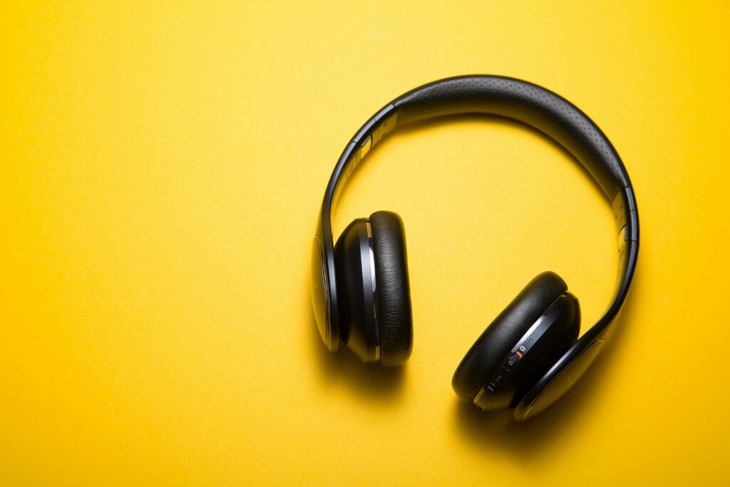 Best Buy France headphones on a yellow background.