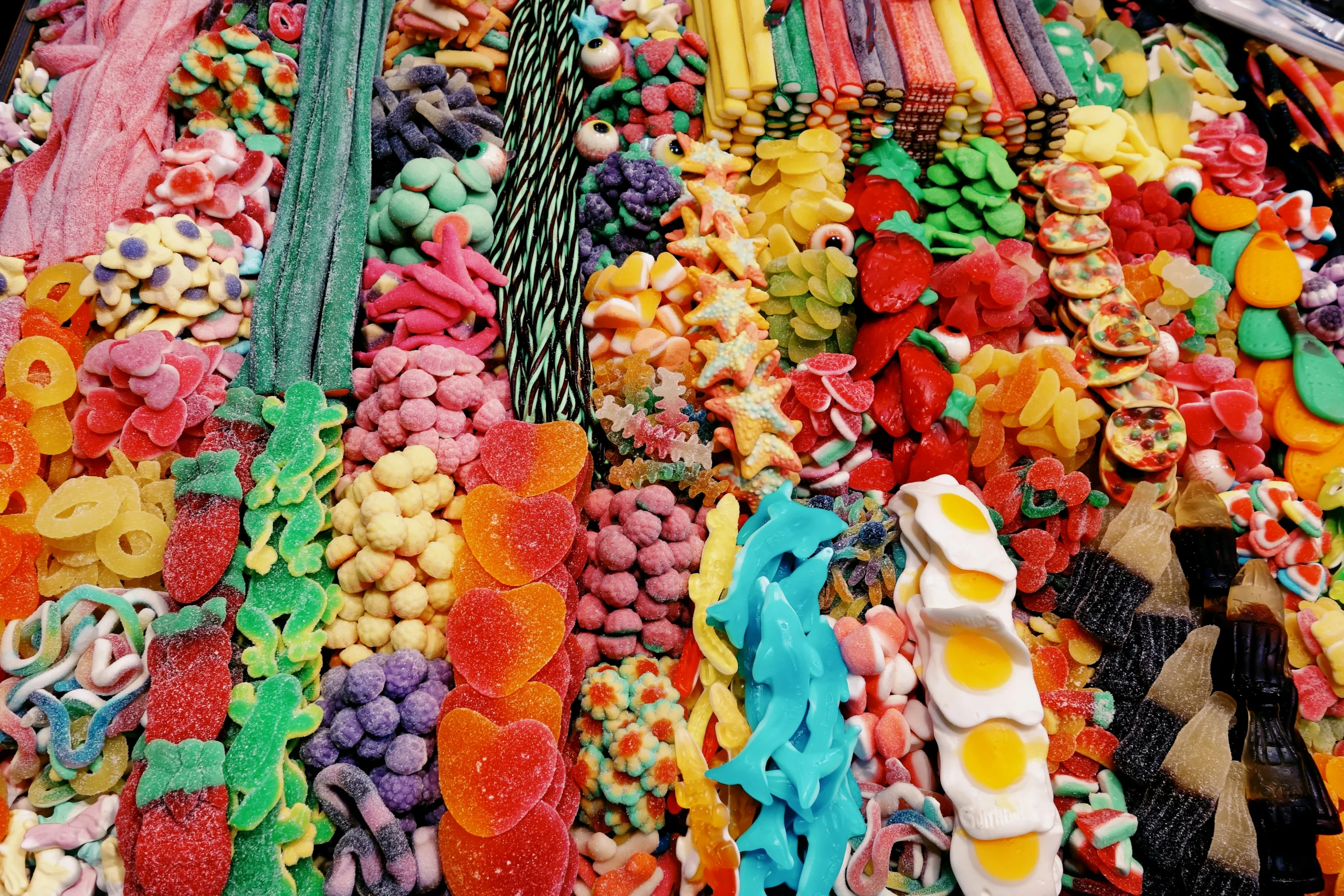 File di caramelle gommose americane fresche in un negozio di dolciumi.