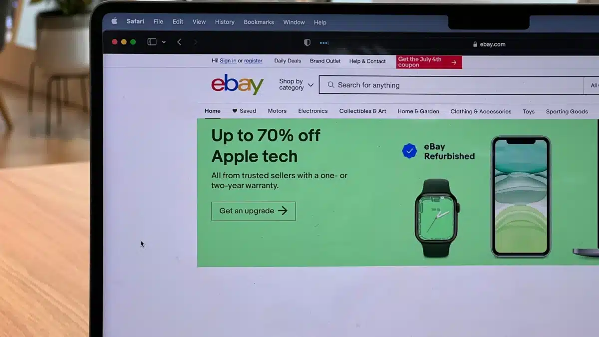 Una foto de la pantalla abierta de un portátil. Están comprando desde Estados Unidos en Ebay.