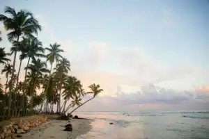 Um pôr do sol numa praia.