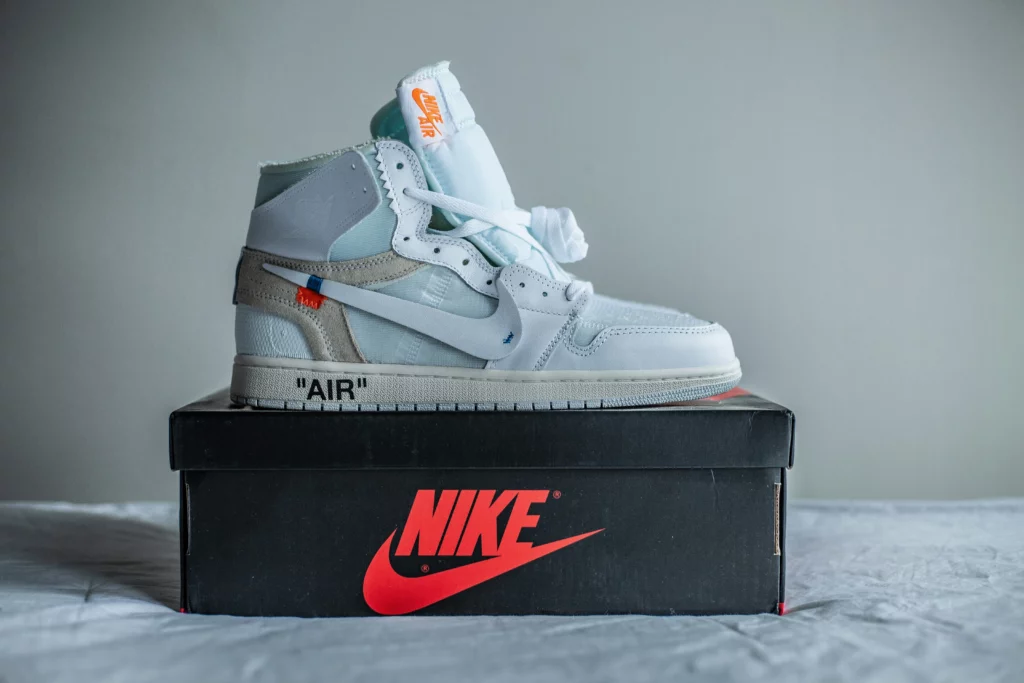 Especial Nike blanco high tops en su caja de zapatos original, ordenado por la compra de América en eBay con PostFromUS.