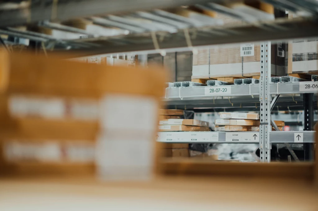 Las estanterías completamente llenas de un almacén de servicios de reenvío.