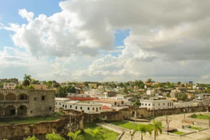 Uma vista panorâmica da República Dominicana. A Amazon faz entregas na República Dominicana? Às vezes, lugares mais populosos, como esta área da cidade.