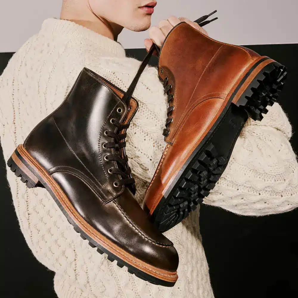 Zapatos de Allen Edmonds colgados del hombro de alguien.
