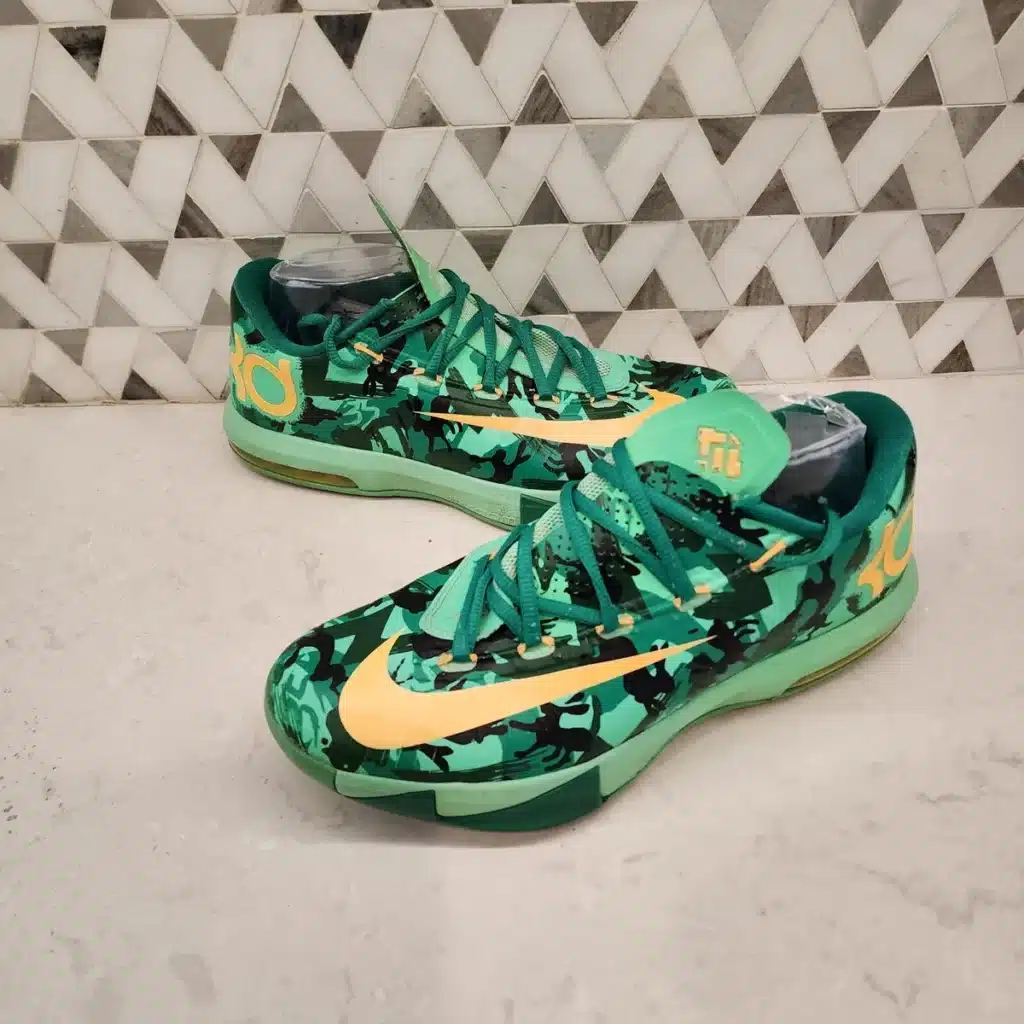 Las Nike KD 6 tenían un corte bajo similar al de las botas de fútbol y cordones asimétricos para un calce extra ceñido y una mayor rapidez lateral, lo que las convertía en unas de las zapatillas de baloncesto más distintivas e instantáneamente reconocibles de su época en los EE. UU. Estas son de color verde y amarillo. Las tallas de calzado en Estados Unidos pueden ser la mitad de la talla, como estas. Comprende tu talla exacta antes de realizar el pedido.