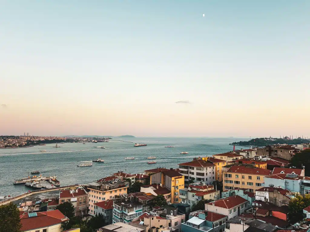 Una costa a Turkye, dove spedire dagli Stati Uniti all'Europa è facile con PostFromUS!