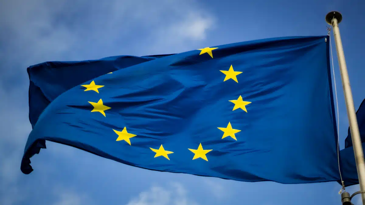 La bandiera dell'UE sventola in un cielo blu.