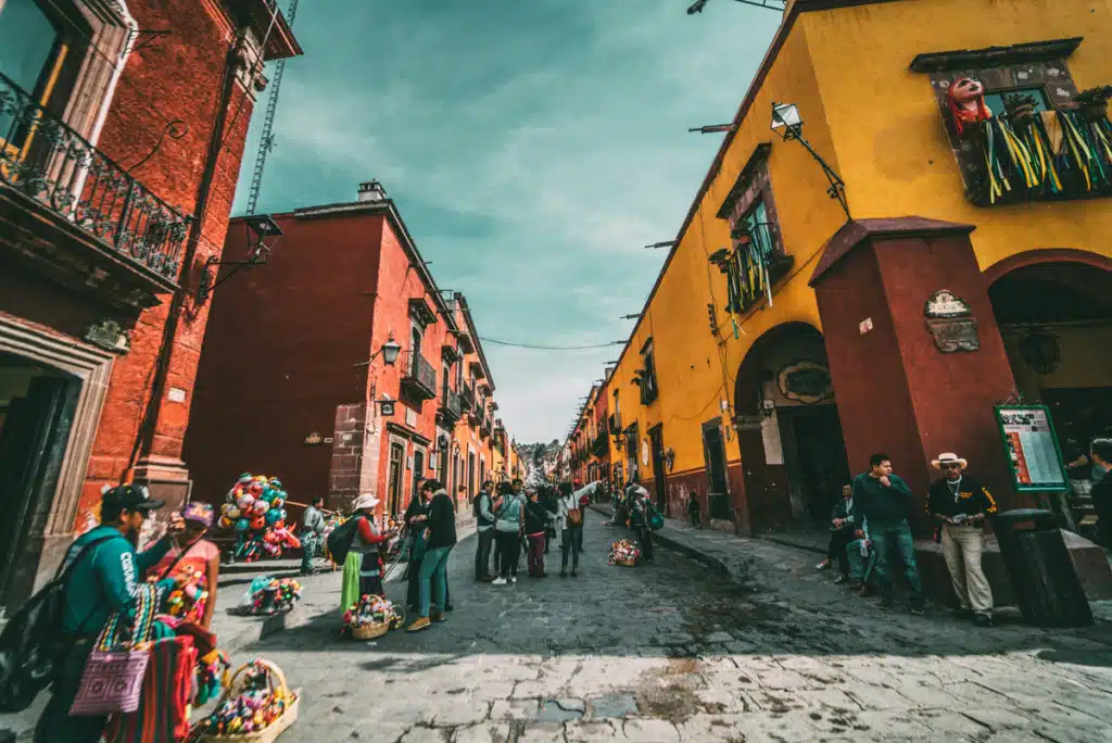 Le strade del Messico, trafficate e colorate. Le spedizioni dagli Stati Uniti al Messico consentono a molti abitanti di queste strade di accedere alle merci americane.