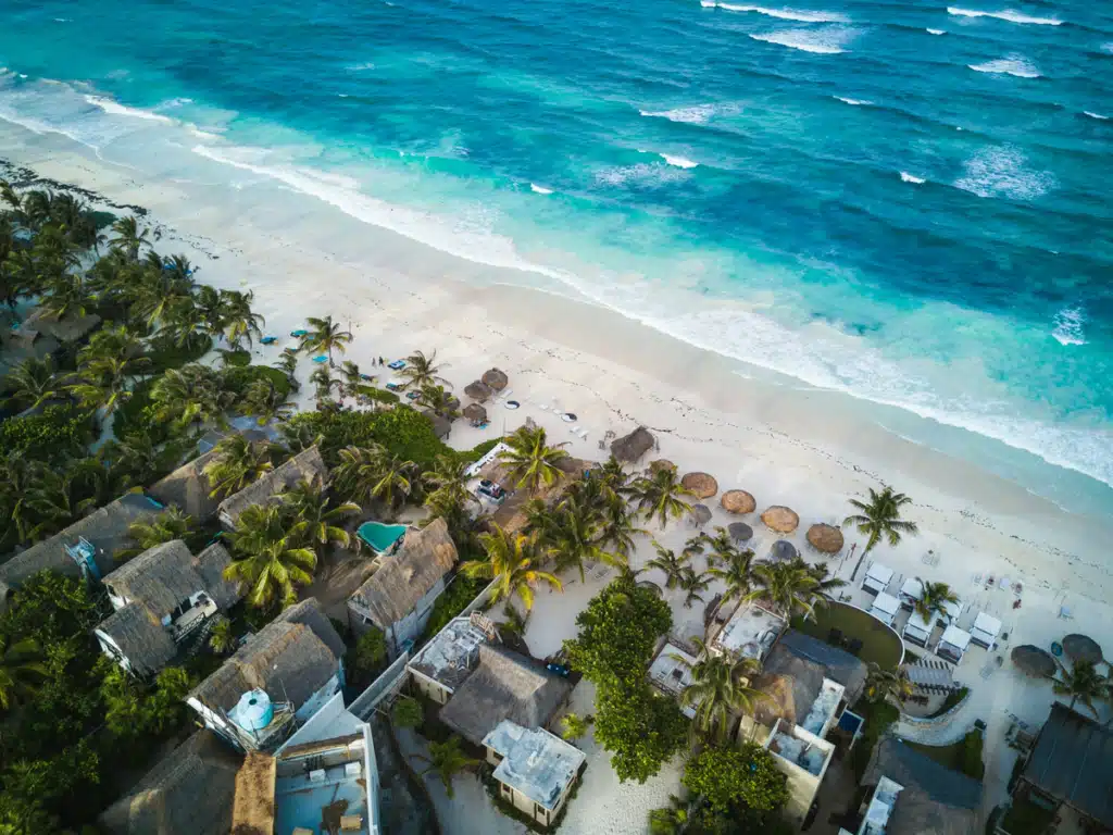 Una spiaggia di Tulum, dove le spedizioni dagli Stati Uniti al Messico sono facili grazie all'accesso al mare e all'aria.